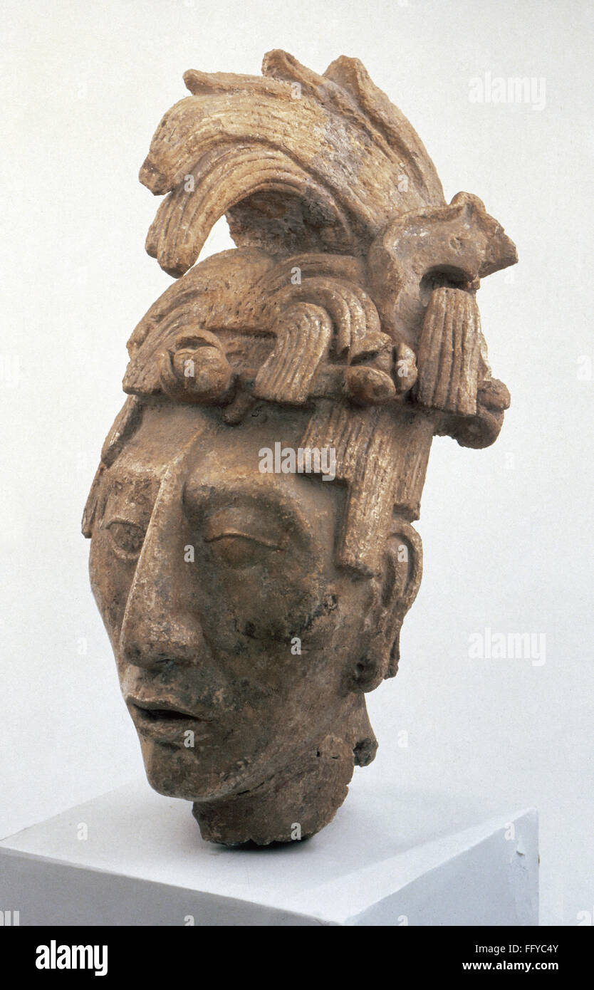 México Cabeza Maya. /NMayan estuco escultura de una cabeza con un