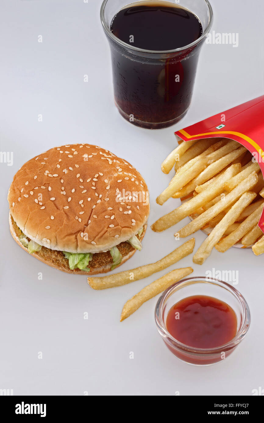 Fast food ; veg hamburguesa con patatas fritas y salsa de coco cola sobre fondo blanco. Foto de stock