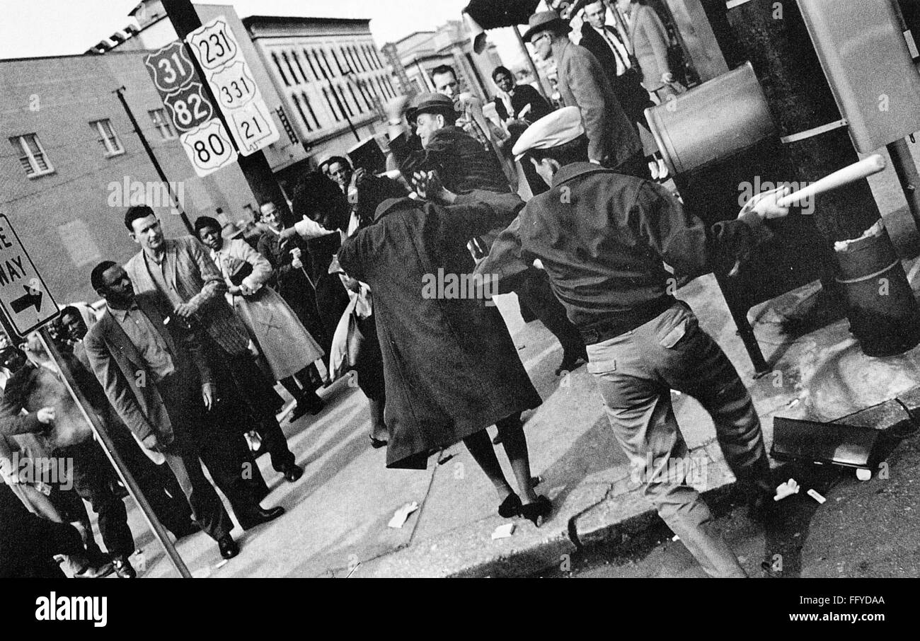Los derechos civiles, de 1960. /NA turba de vigilantes blancos golpearon a dos mujeres afroamericanas que estaban de compras en Montgomery, Alabama, pocos días después de una sentada en 1960. Foto de stock