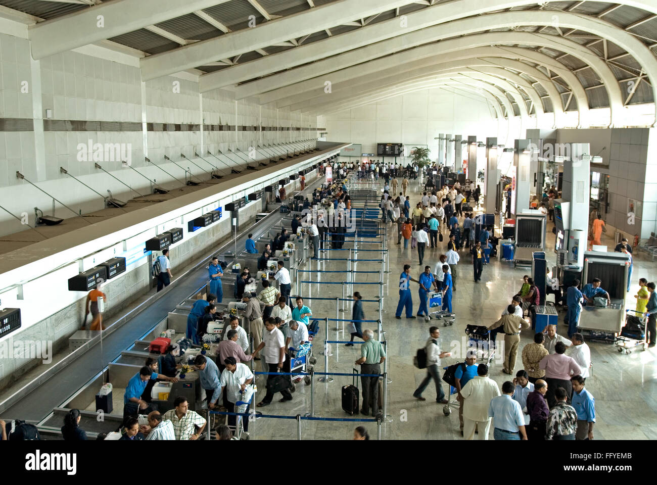 Mostradores de recepción en el aeropuerto internacional de Chhatrapati Shivaji ; Santacruz ; ; ; Maharashtra Bombay Bombay India Foto de stock