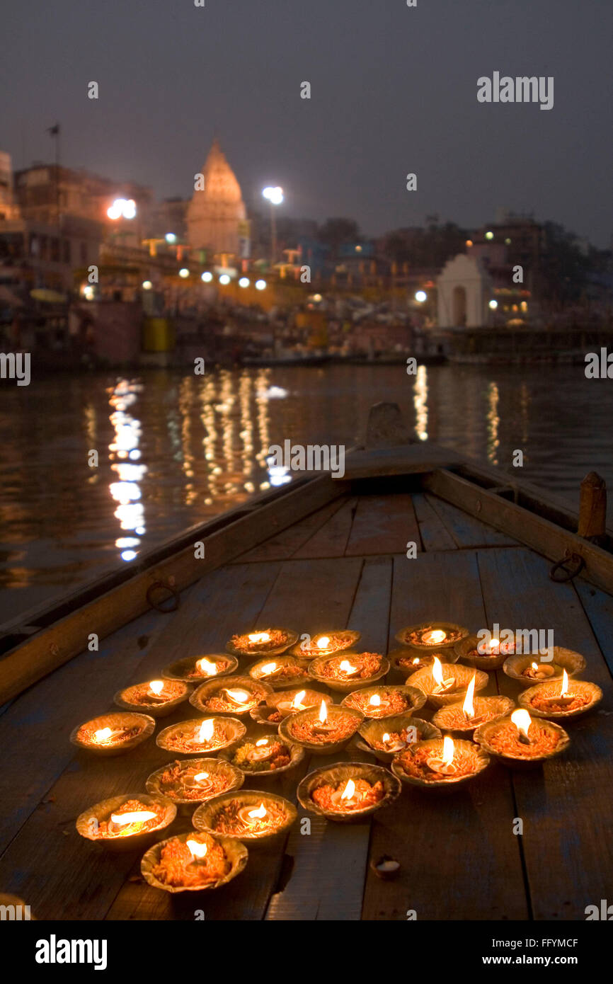 Diyas en barco en el río para el festival Dev Diwali, Banaras, Varanasi, Uttar Pradesh, India - dpa 128828 akm Foto de stock