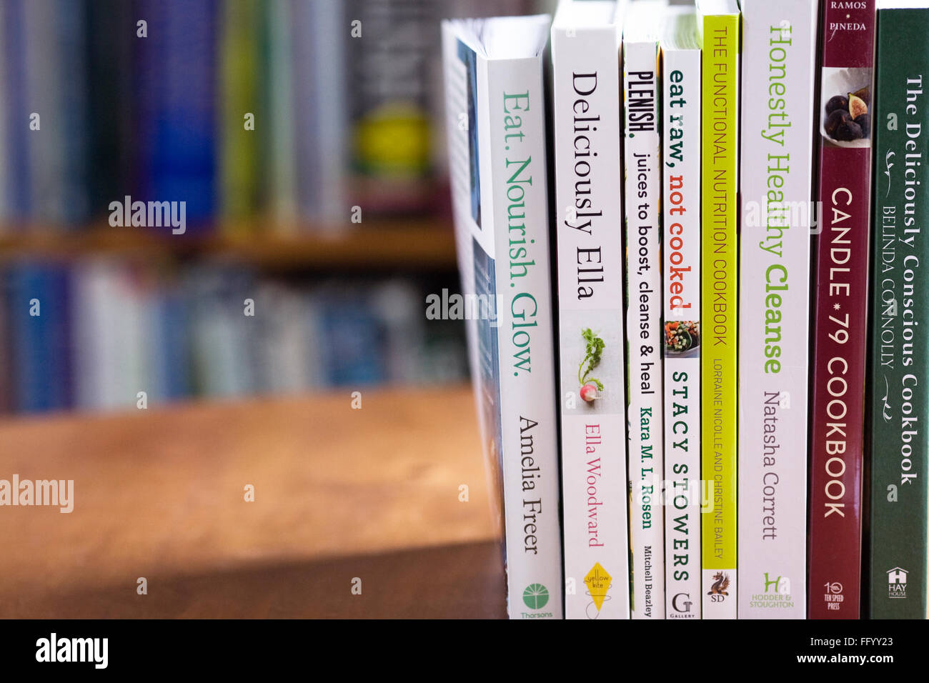Libros de cocina comida sana en una mesa de madera. Foto de stock