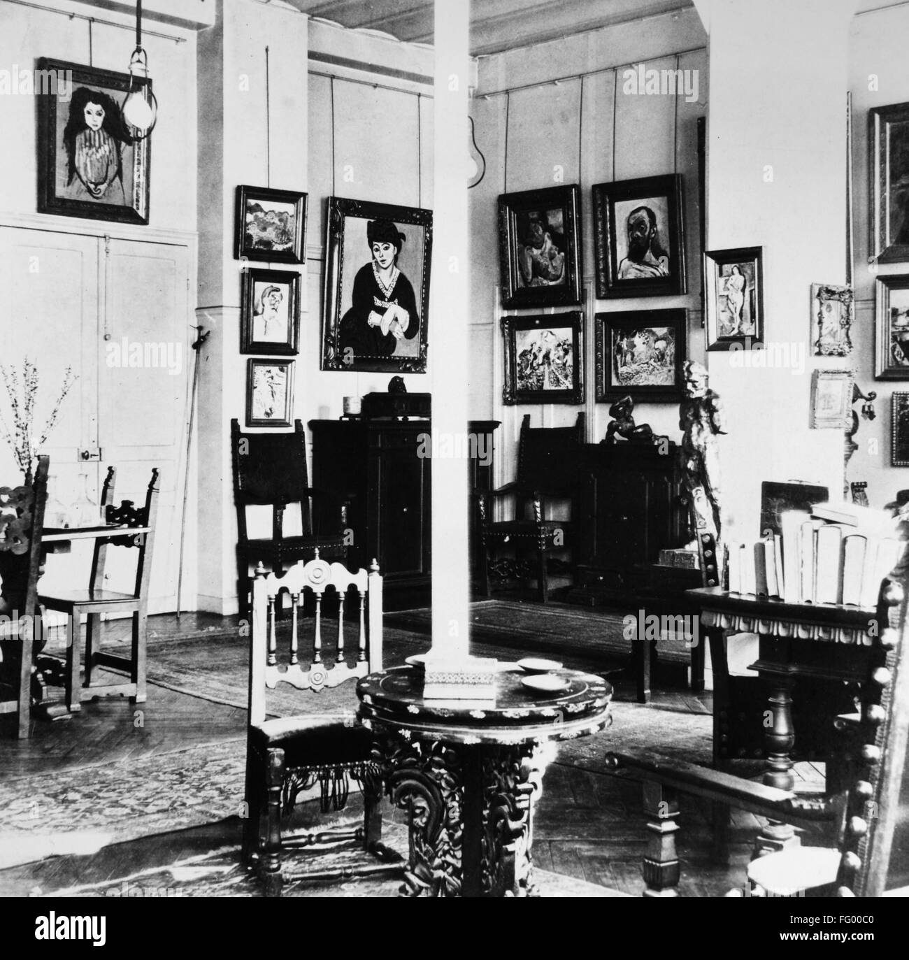 París: colección de arte, 1908. /NInterior del apartamento de Michael y Sarah Stein (hermano y cuñada de Gertrude Stein) en el 58 de la Rue Madame en París. Fotografía, 1908. Foto de stock