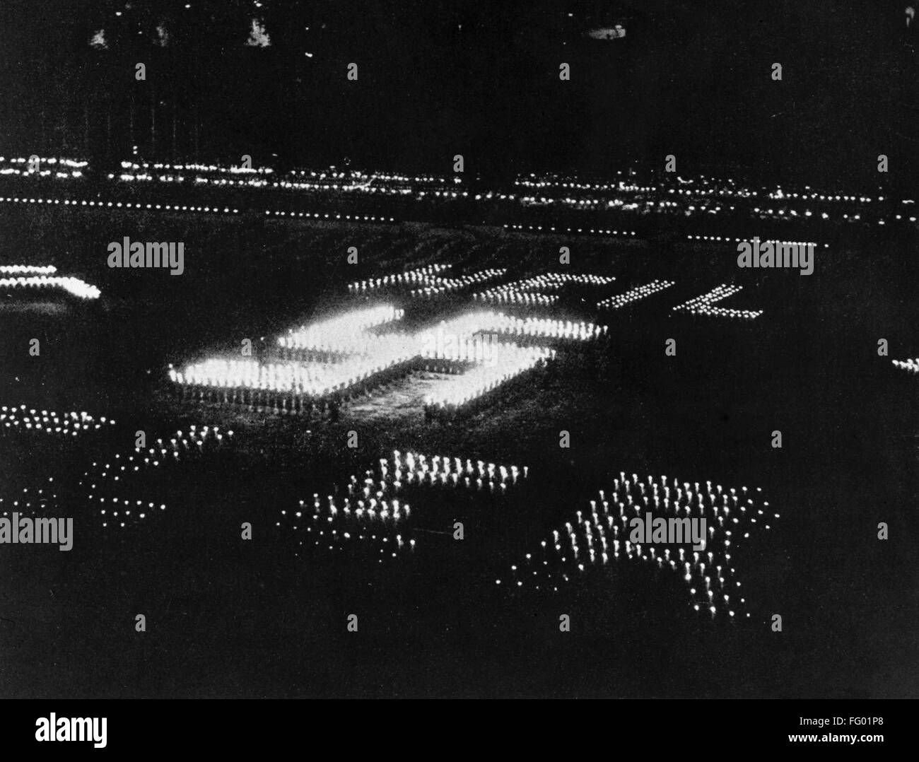 RALLY nazi, c1937. /Nlos miembros del partido Nazi la celebración de antorchas, en la formación permanente de la esvástica. Fotografía, c1937. Foto de stock