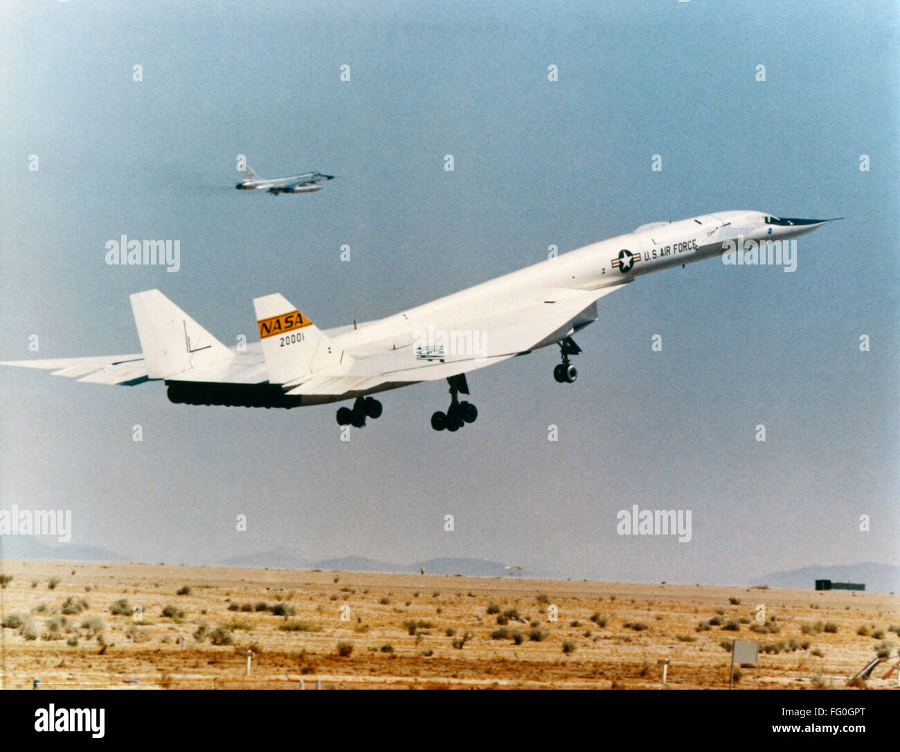 Avión EXPERIMENTAL: XB-70. /Nel North American Aviation XB-70 bombardero estratégico, desarrollado por la NASA y la Fuerza Aérea de los Estados Unidos, el despegue durante un vuelo de prueba en Edwards, California. Fotografía, c1968. Foto de stock