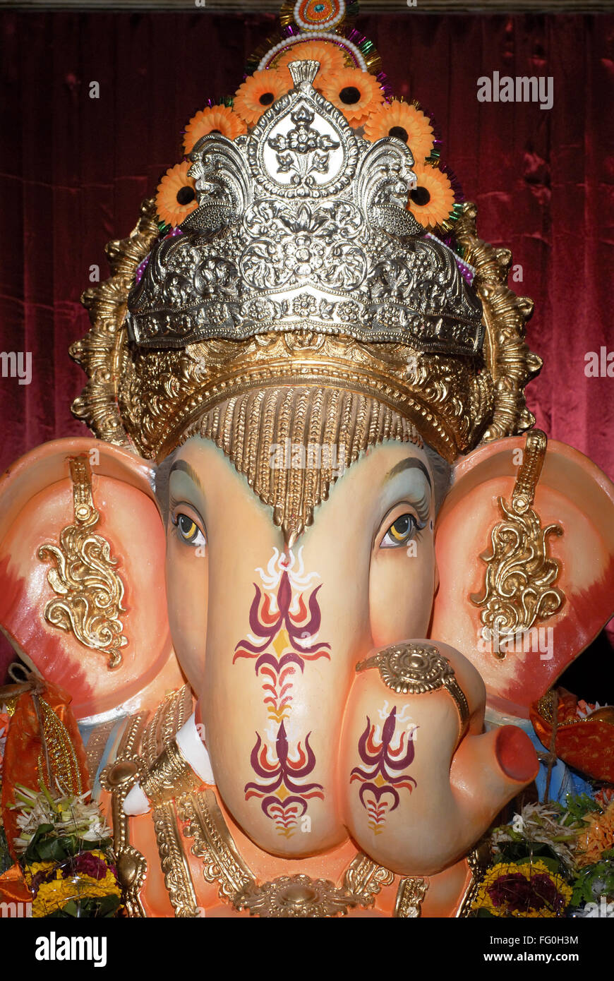 Cerrar la cabeza señor Ganesh Elephant encabezada dios hindú para adorar Ganapati Festival en el campamento de tránsito de Sion Mumbai Maharashtra Foto de stock