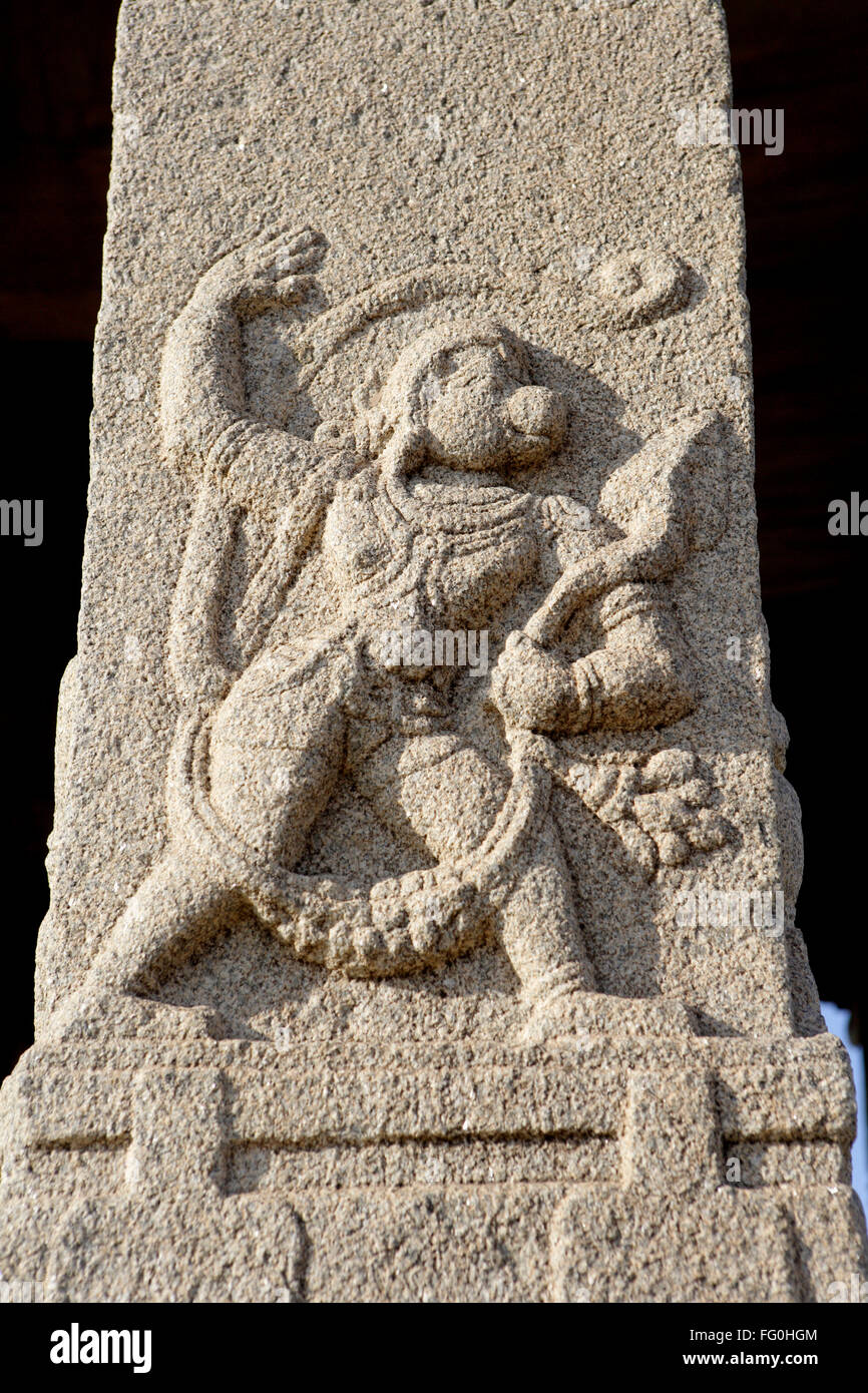 Dios Hanuman estatua esculpida pilar templo colina Hemkuta Kadalekalu Ganesha Hampi Vijayanagar Patrimonio Mundial Bellary Karnataka Foto de stock