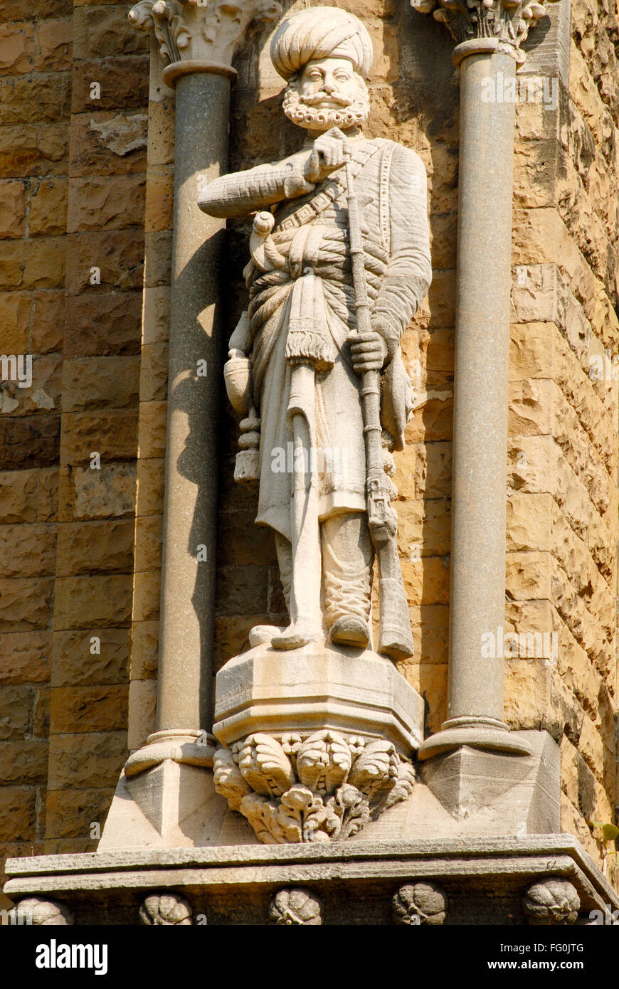 Figura humana ricamente tallada hombre local en la torre del reloj de Rajabai torre de la Universidad de Mumbai, Bombay Bombay, Maharashtra Foto de stock