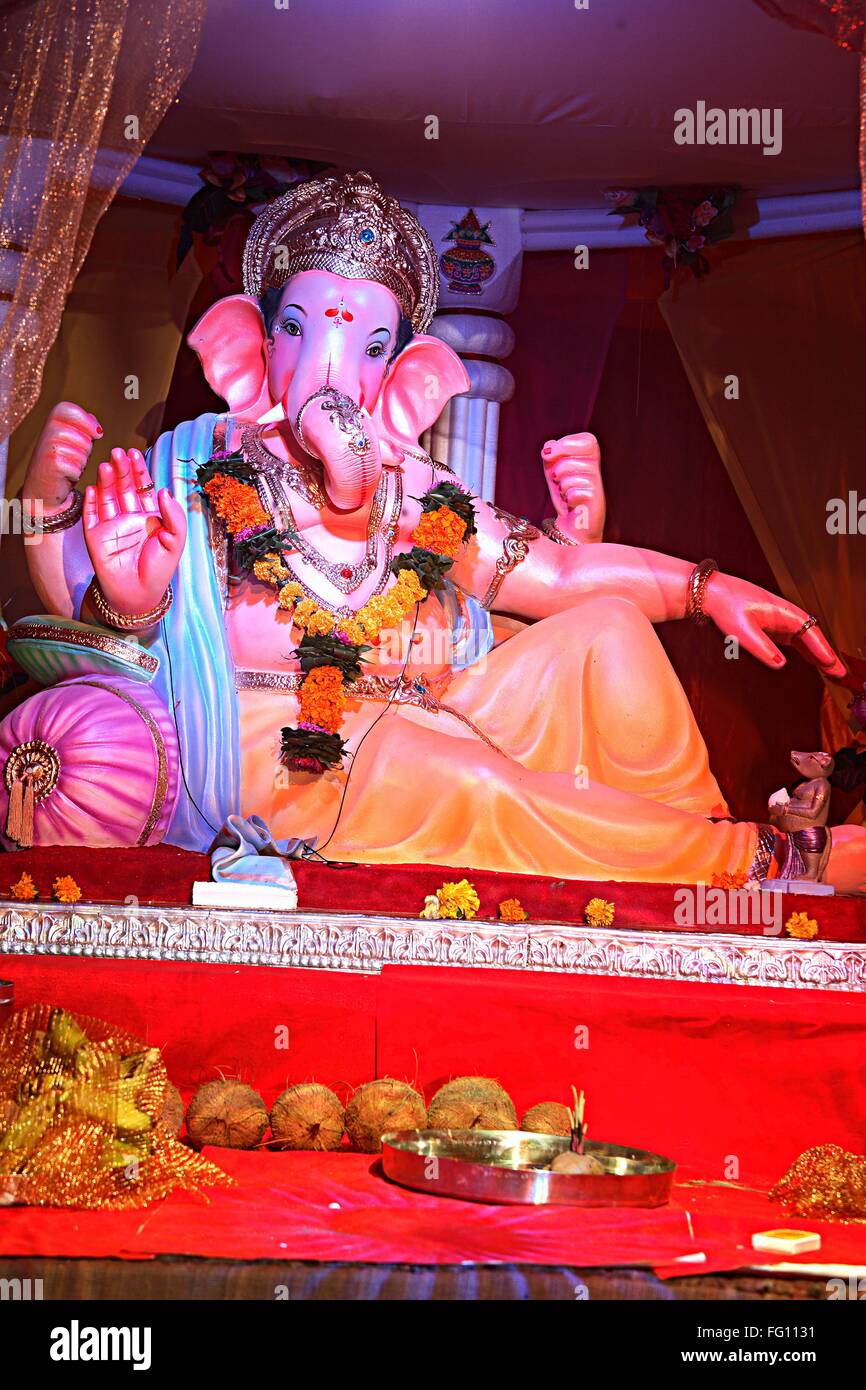 Festival indio Ganesh chaturthi celebración ídolo de arcilla elefante ganpati encabezada dios , Bombay Bombay, Maharashtra, India Foto de stock