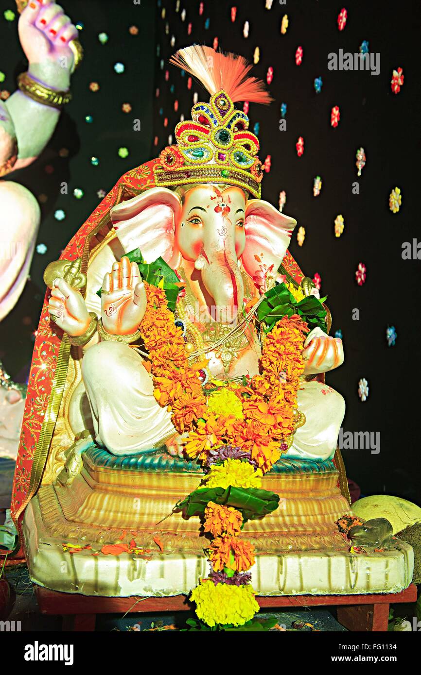 Festival indio Ganesh chaturthi celebración ídolo de arcilla elefante ganpati encabezada dios , Bombay Bombay, Maharashtra, India Foto de stock