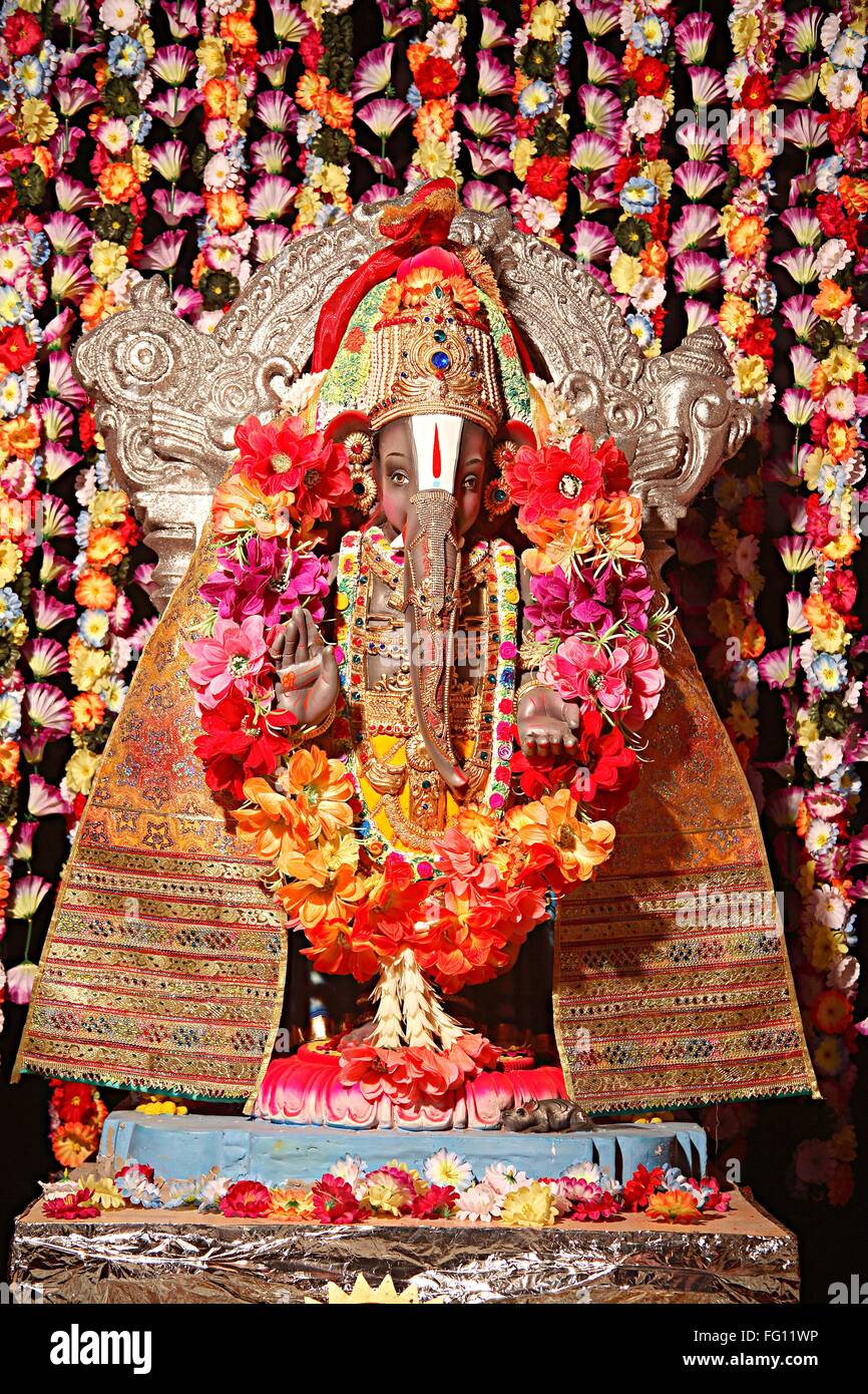 Festival indio Ganesh chaturthi celebración ídolo de arcilla elefante ganpati encabezada dios , Bombay Bombay, Maharashtra, India Foto de stock