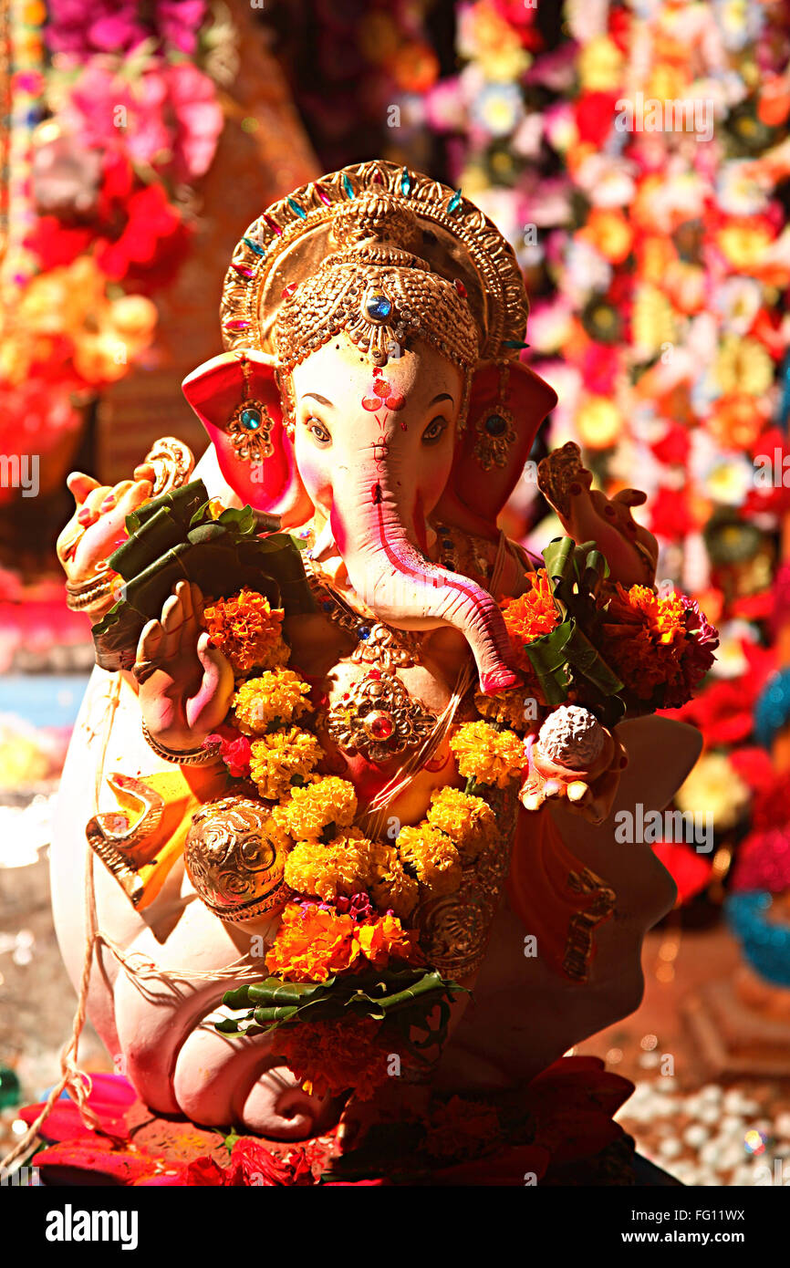 Festival indio Ganesh chaturthi celebración ídolo de arcilla elefante ganpati encabezada dios , Bombay Bombay, Maharashtra, India Foto de stock