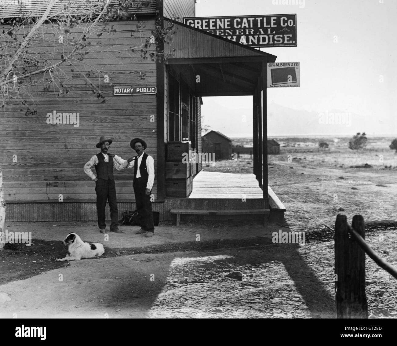 ARIZONA: Almacén general, 1909. /Ndos hombres fuera de un almacén de ramos generales y notario público en Hereford, Arizona. Fotografía, 1909. Foto de stock