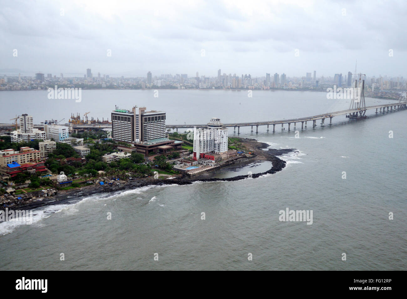 Vista aérea de bandra band stand con taj Lands End y bandra worli Rajiv Gandhi enlace marítimo ; Bombay Bombay ; Maharashtra Foto de stock