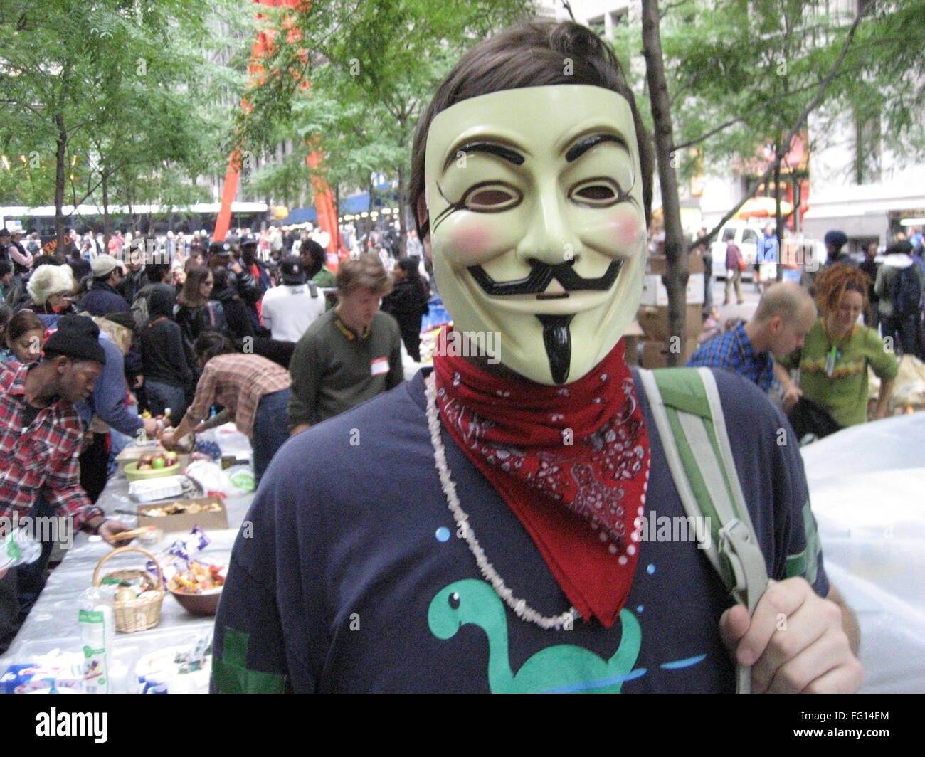 Ocupar WALL STREET, 2011. /NA manifestante Occupy Wall Street en el campamento en el parque Zuccotti, en Nueva York, vistiendo una máscara de Guy Fawkes, popularizada por la novela gráfica 'V de Vendetta', y que se ha asociado con varios anti-establecimiento ac Foto de stock