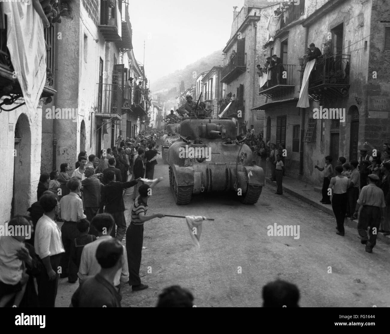 La SEGUNDA GUERRA MUNDIAL: Palermo, 1943. /NItalian ciudadanos saludar a las tropas estadounidenses entrar en Palermo, Sicilia, durante la II Guerra Mundial, en 1943. Foto de stock