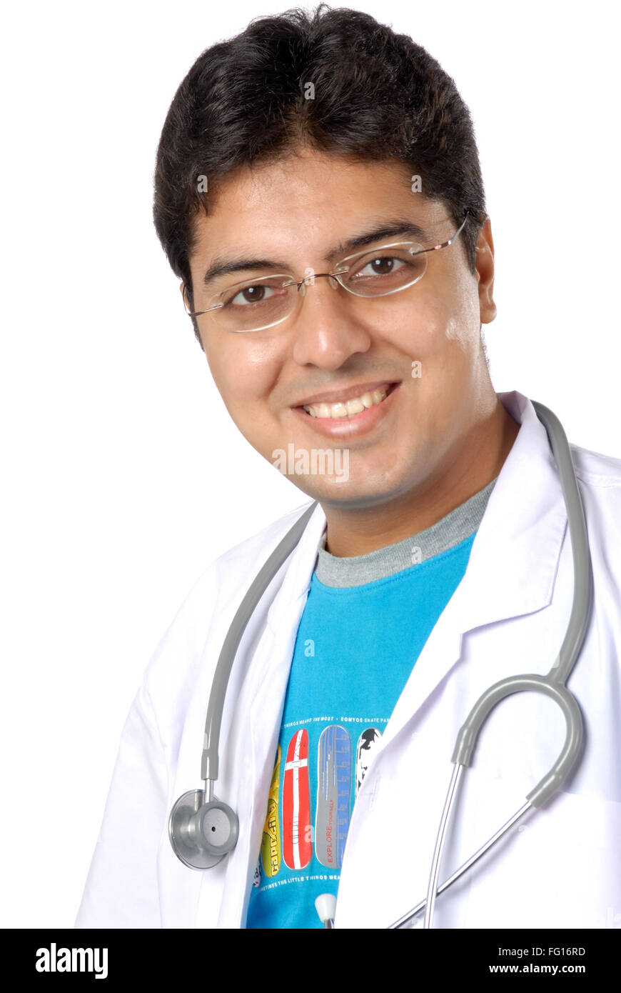 Doctor indio del sur de Asia con el estetoscopio alrededor del cuello  mirando a la cámara señor#628 Fotografía de stock - Alamy