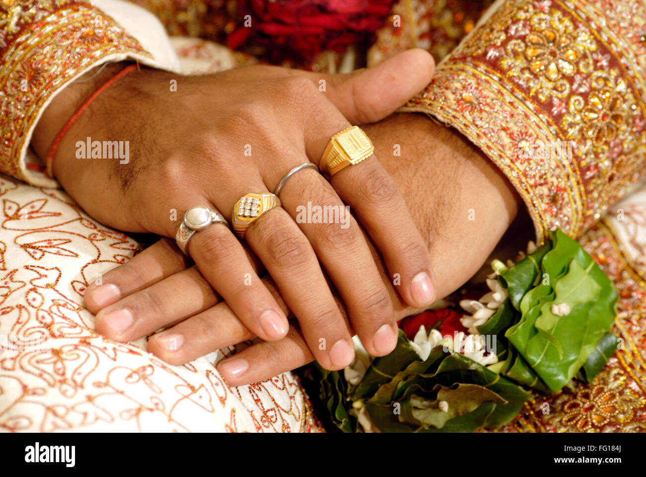 Asia meridional boda hindú , cerca de manos cruzan entre sí , los anillos  de dedo señor#364 Fotografía de stock - Alamy
