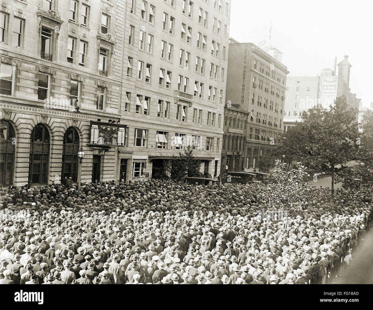 La serie mundial de 1925. /NA multitud de los fanáticos del béisbol viendo  un marcador en una calle en la ciudad de Washington, D.C., durante la Serie  Mundial de 1925 entre los