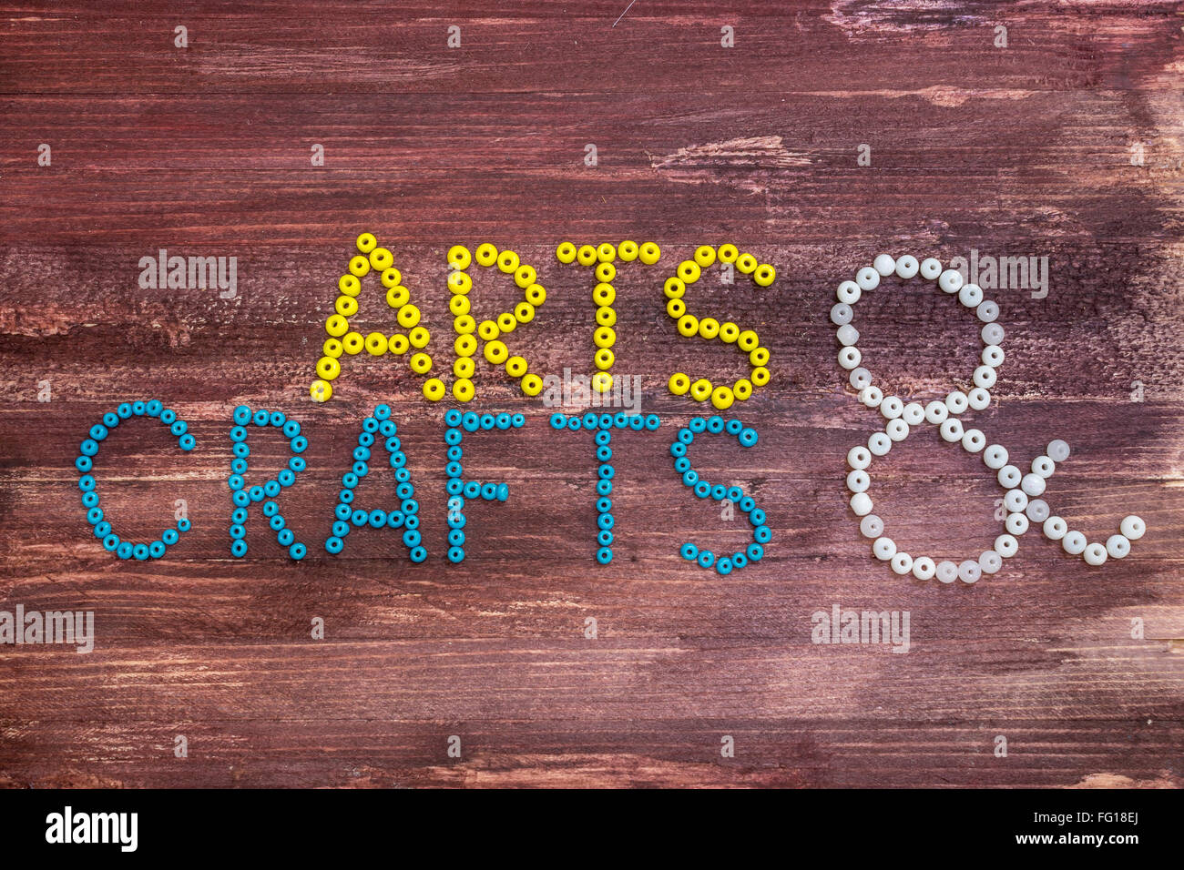"Arts & Crafts" escrito con cordones sobre un fondo de madera Foto de stock
