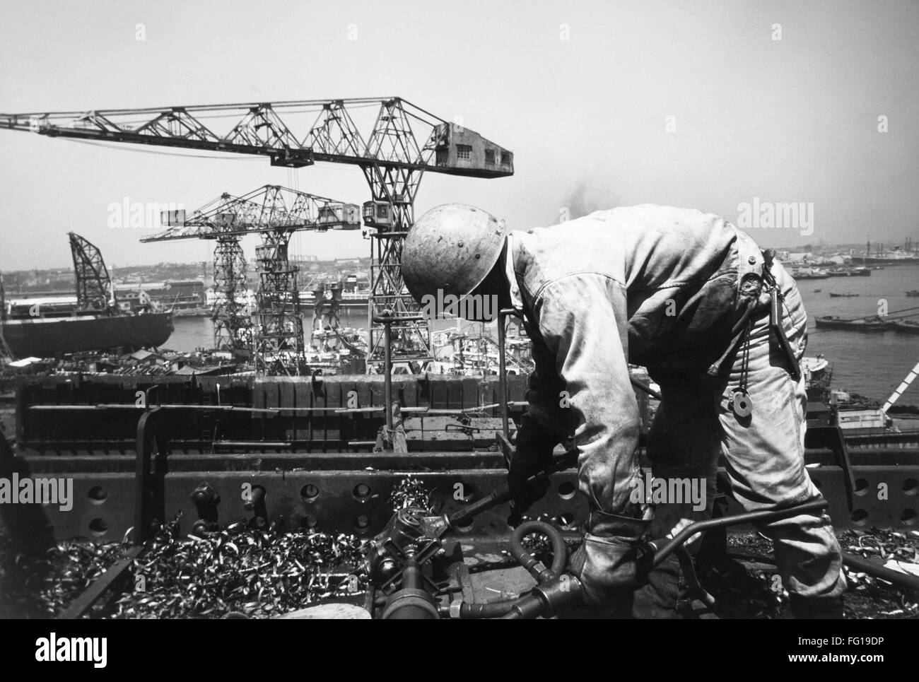 Japón: Astillero, 1962. /NA trabajador en el Astillero de Yokohama y el  motor funciona en Yokohama, Japón. Fotografía, 1962 Fotografía de stock -  Alamy