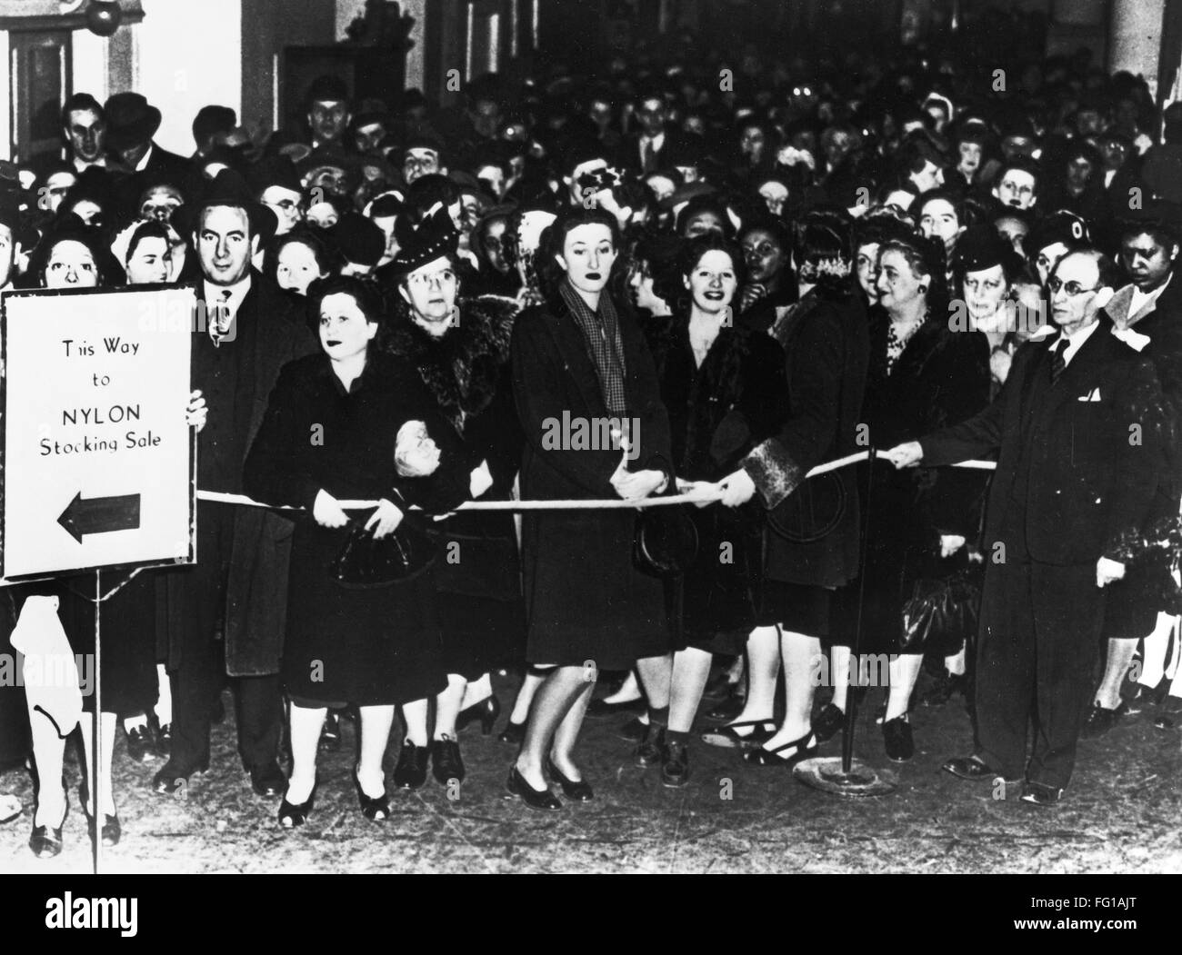 Nueva York: Venta de nylon, 1940. /NA multitud de compradores esperando  para comprar medias de nylon en la Ciudad de Nueva York, el día de la  primera medias nylon salió a la