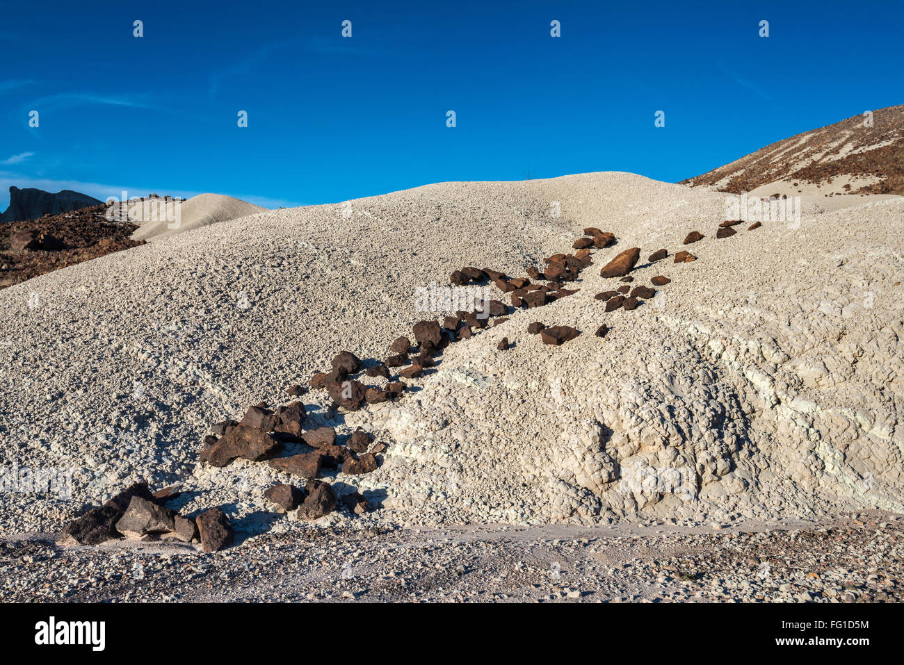 Rocas basálticas sobre tobas volcánicas blancas, Cerro Castellano aka Castolon área pico, el Parque Nacional de Big Bend, Texas, EE.UU. Foto de stock