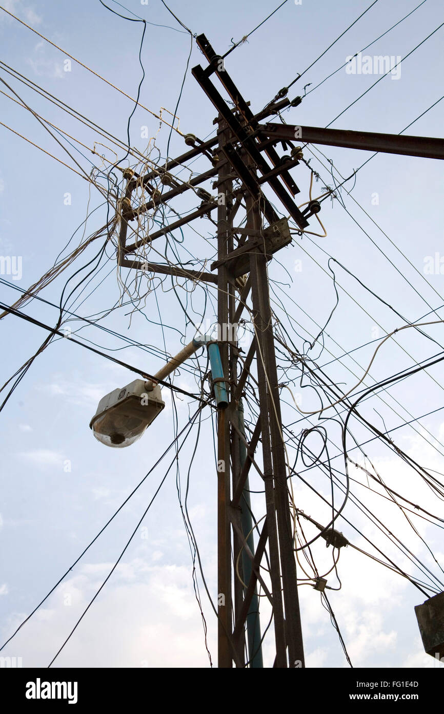 Poste eléctrico con hilos de alimentación caos , ahora Cochin Kochi, Kerala, India Foto de stock