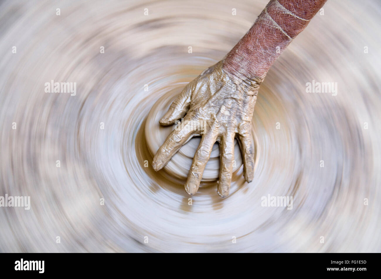 La cerámica , artista manos embarradas hacer una vasija de barro para dar forma a la rueda que patina, la aldea semi urbanas Dilwara , Udaipur Rajasthan Foto de stock