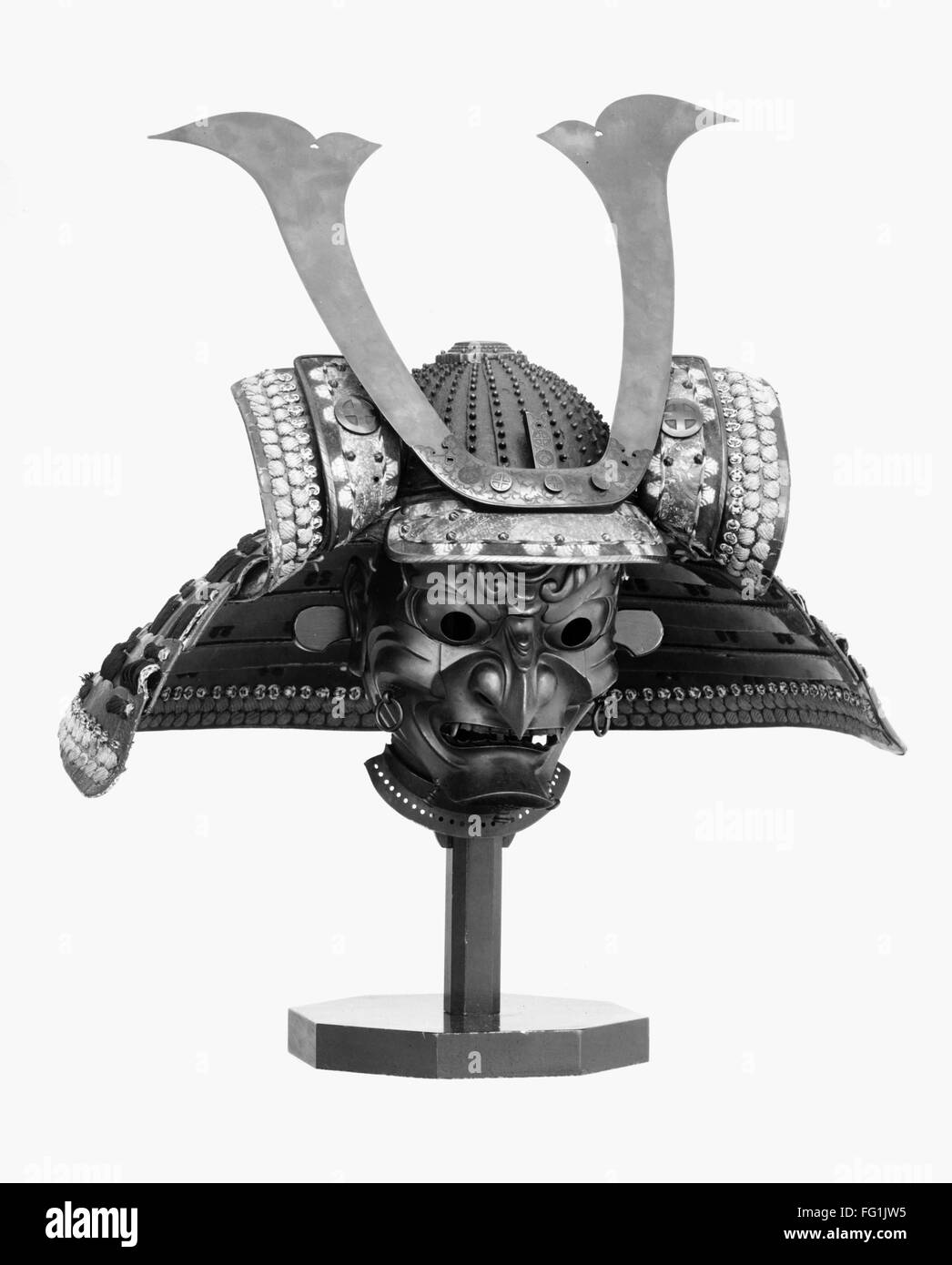 Japón: casco y máscara. /NA japonesa de los siglos XV y XVI, kabuto cascos fabricados de hierro, montado sobre una máscara de hierro inscrito por Myochin Muneakira, 1713. Foto de stock