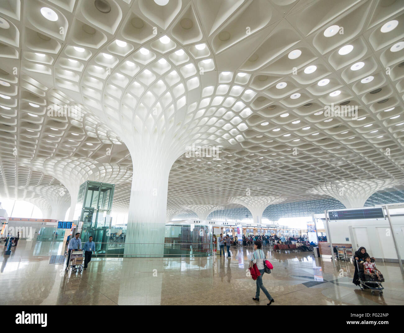 Hall de salida desde la Terminal 2 en el Aeropuerto Chhatrapati Shivaji en Mumbai, India Foto de stock
