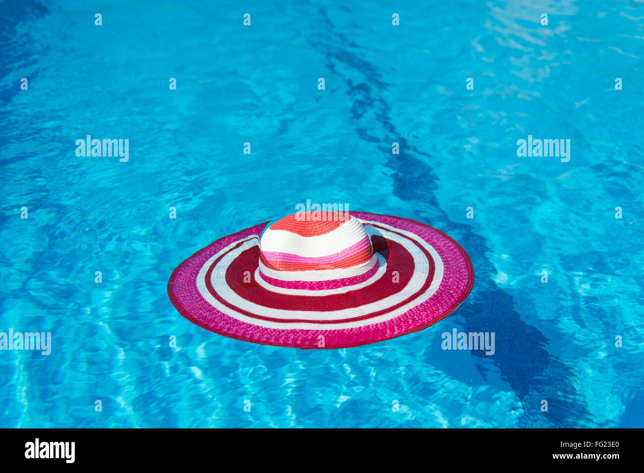 Piscina de lujo con rosa sombrero para el sol femenino Foto de stock