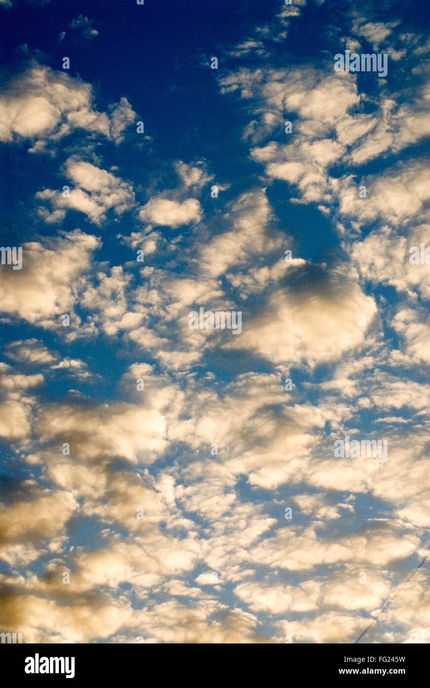 Las nubes en el momento de amanecer Foto de stock