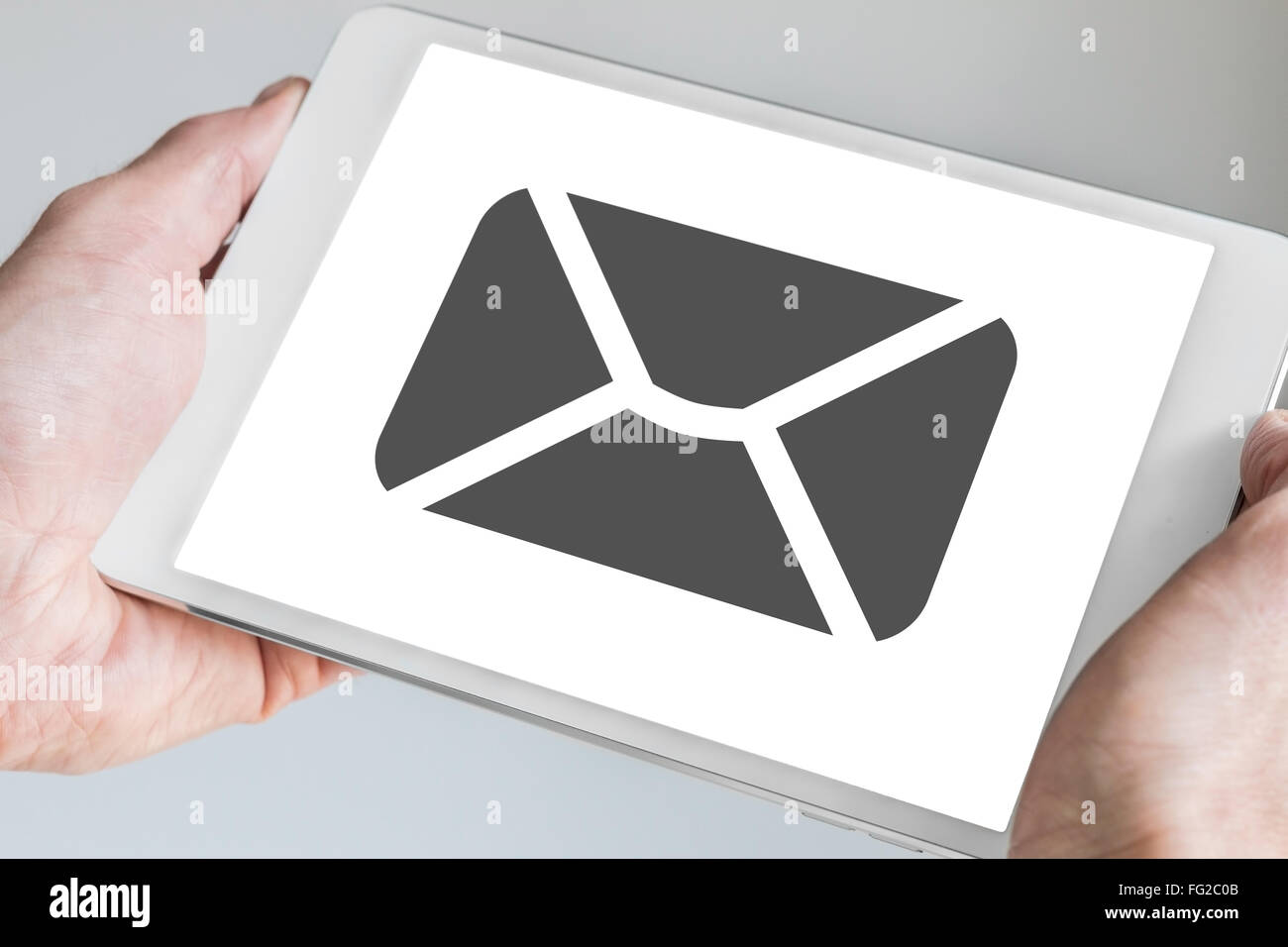 Correo electrónico móvil y mensajería concepto aparece en la pantalla táctil de Tablet moderna celebrada en dos manos Foto de stock