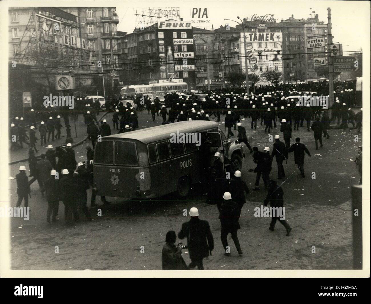 1969 - Turquía: manifestación contra la Sexta Flota de visita en Estambul. La policía dispersando el demostrando multitud en la tarde en la plaza de Taksim. © Fotos Keystone USA/ZUMAPRESS.com/Alamy Live News Foto de stock