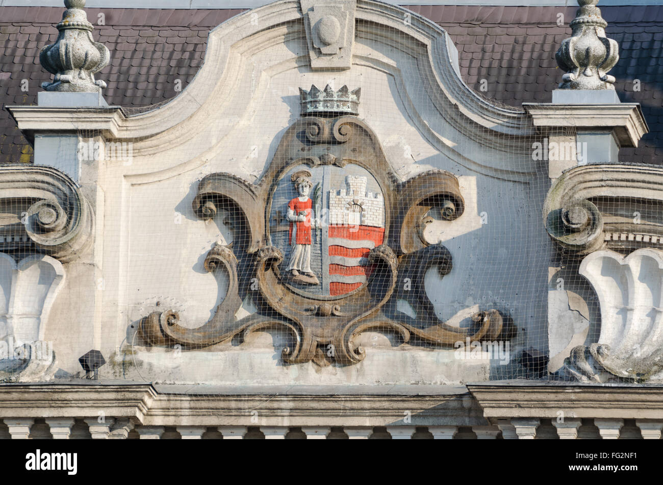 Escudo de Armas de la ciudad de Gyor en la fachada del Ayuntamiento Foto de stock