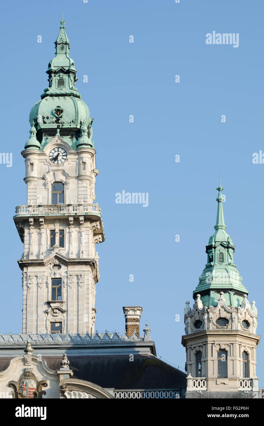 La torre principal y lateral de Gyor City Hall con el azul claro del cielo Foto de stock