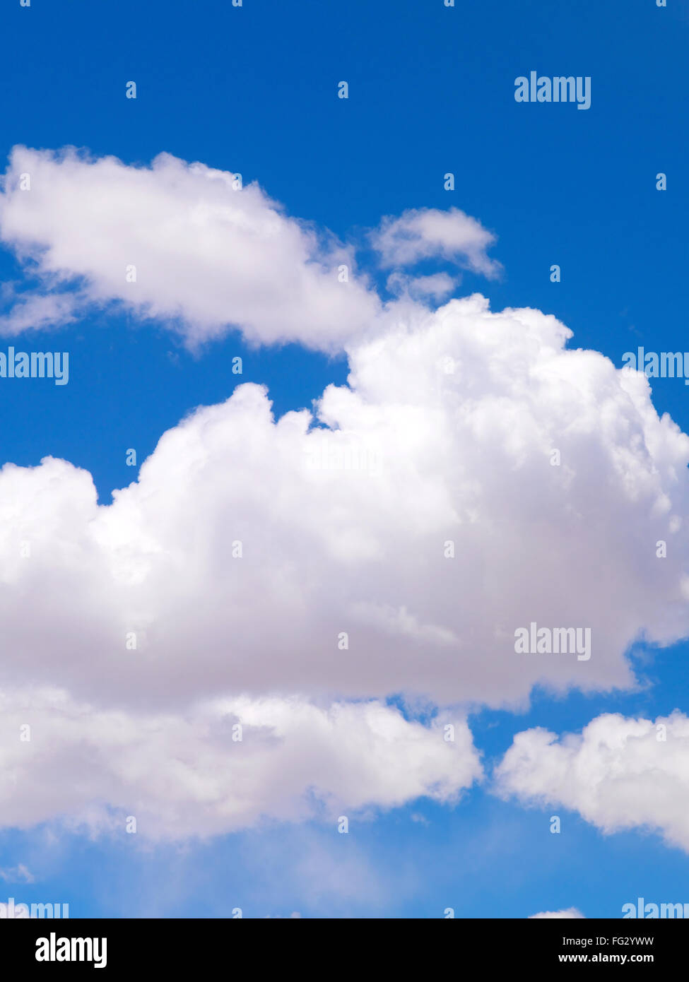 La formación de nubes blancas contra el cielo azul Foto de stock