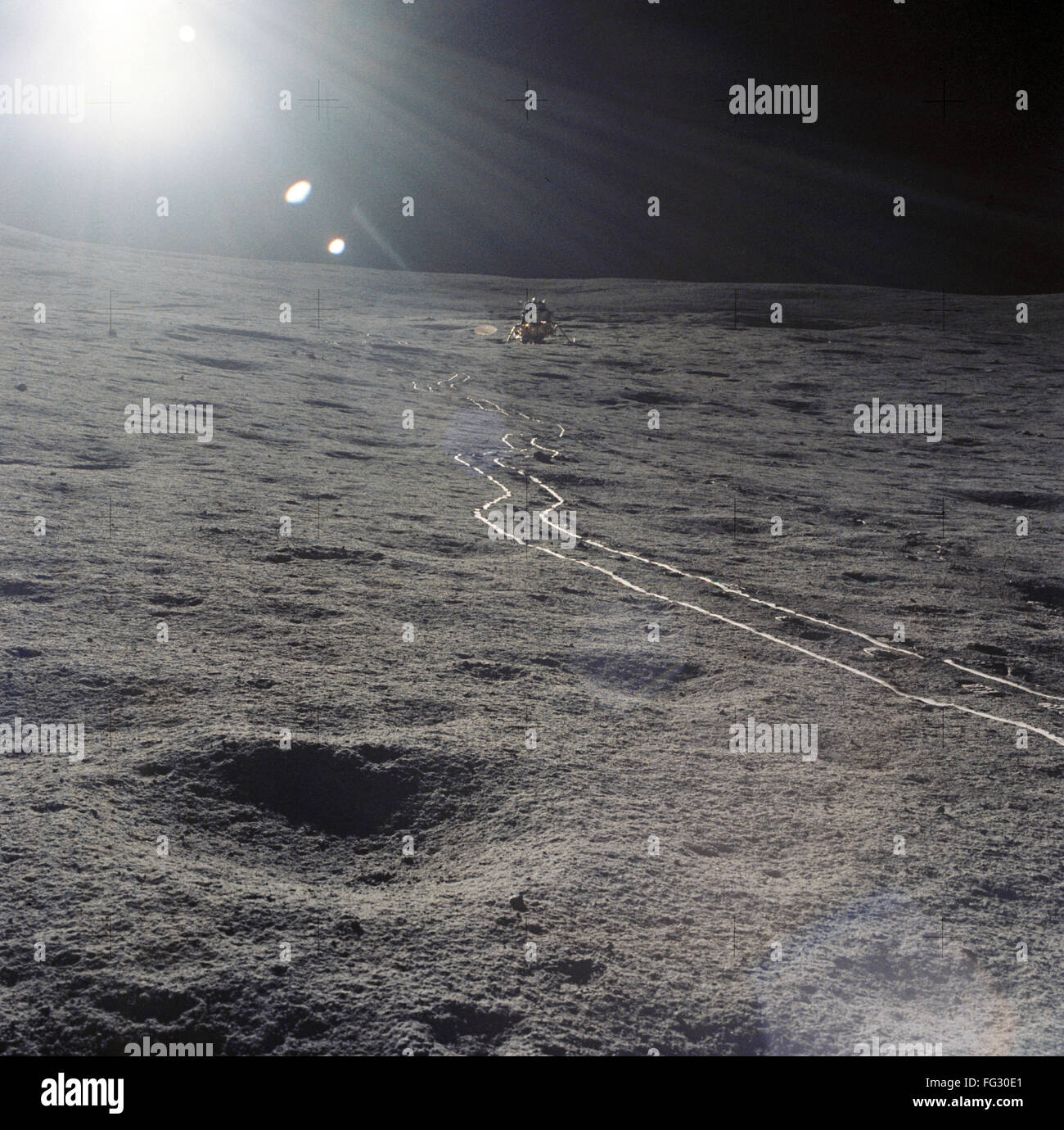 Apolo 14: La Luna, 1971. /Nel Módulo Lunar del Apolo 14 y pistas en la luna. Fotografía, febrero de 1971. Foto de stock