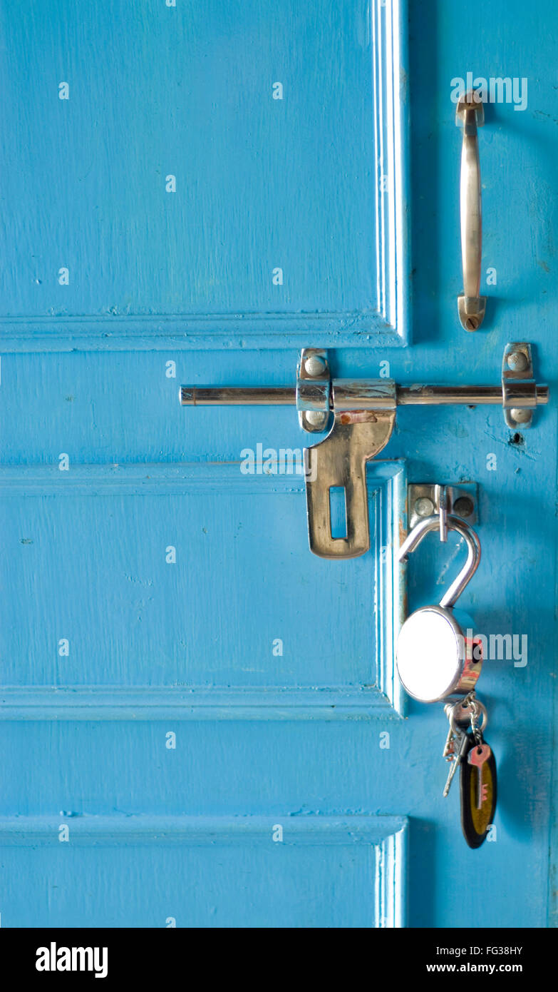 Puerta Azul con pestillo cerradura y llave ; ; ; ; Kodagu Coorg Madikeri  Karnataka India Fotografía de stock - Alamy