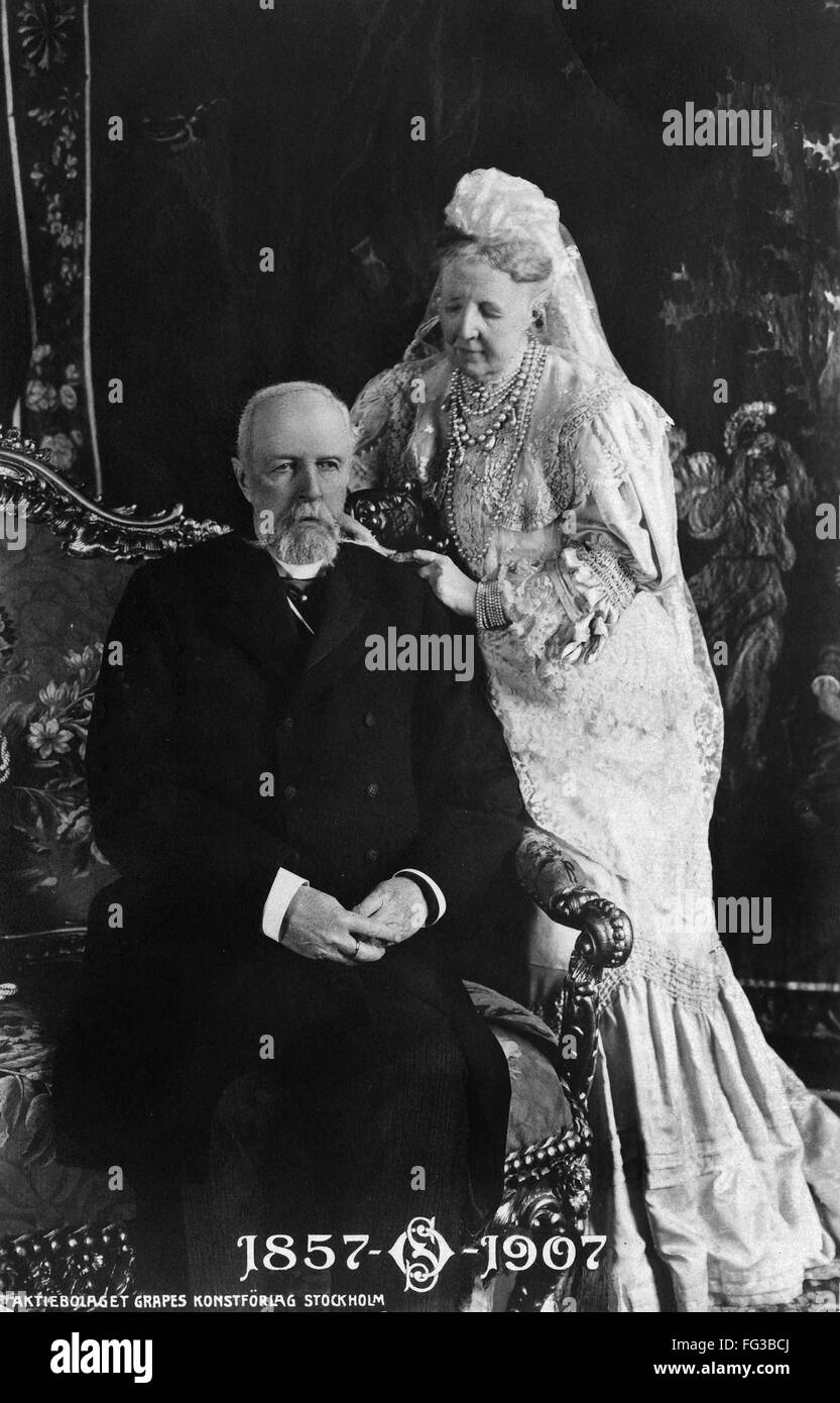 OSCAR II DE SUECIA /n(1829-1907). El rey de Suecia y Noruega. Fotografiado con su esposa, la Princesa Sofía Wilhelmina, en su 50 aniversario de boda, 1907. Foto de stock