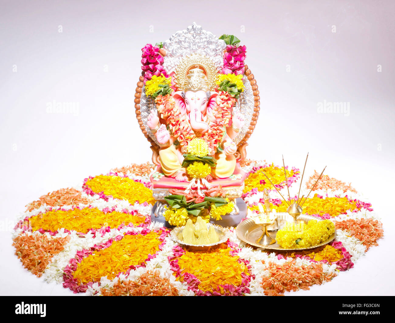 Dios creador Ganpati Ganpati montado en gran rat en procesión de Ganesh chaturthi Foto de stock