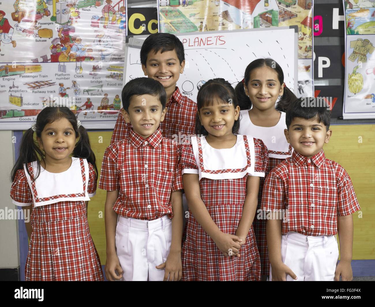 India del sur de Asia los niños y niñas de pie juntos en la escuela de párvulos MR Foto de stock