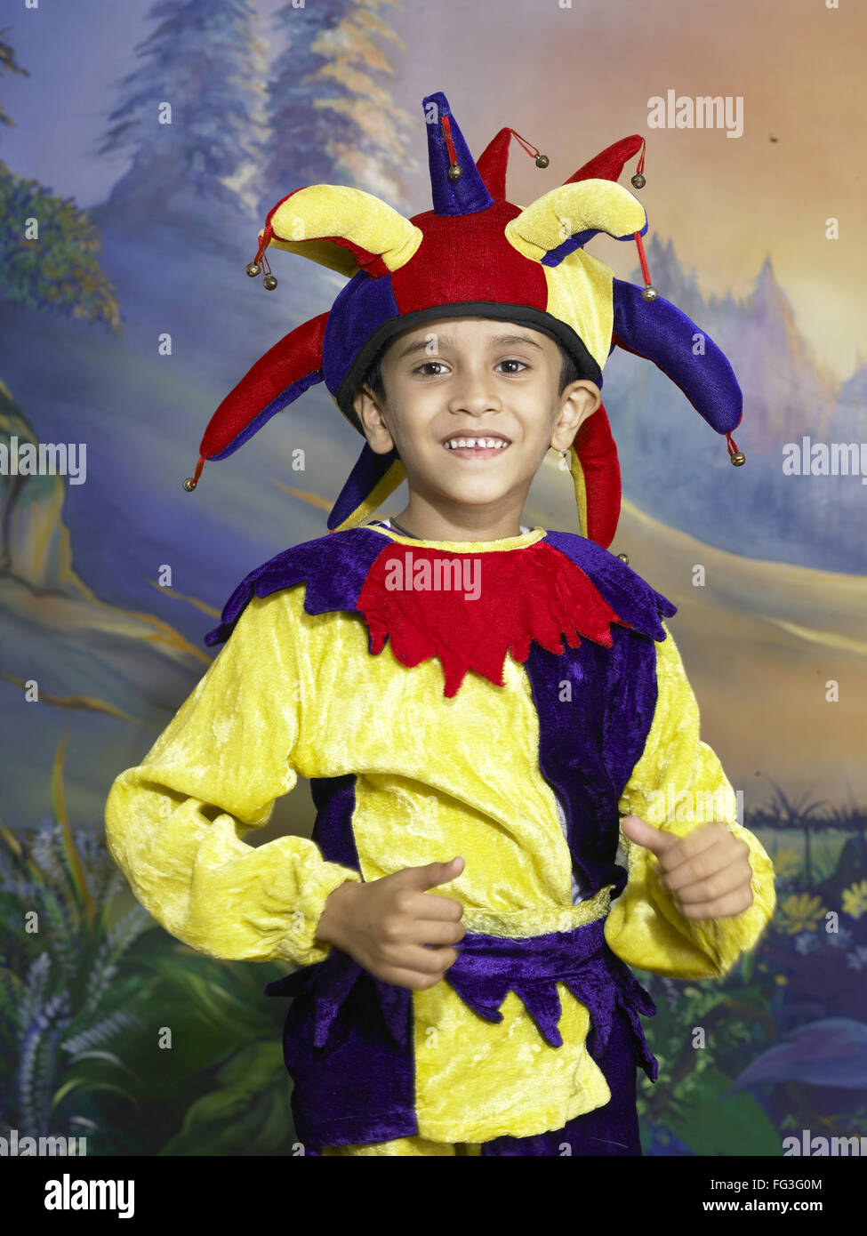 Asia meridional indio vestido como joker realizar Fancy Dress competencia  en etapa preescolar señor Fotografía de stock - Alamy