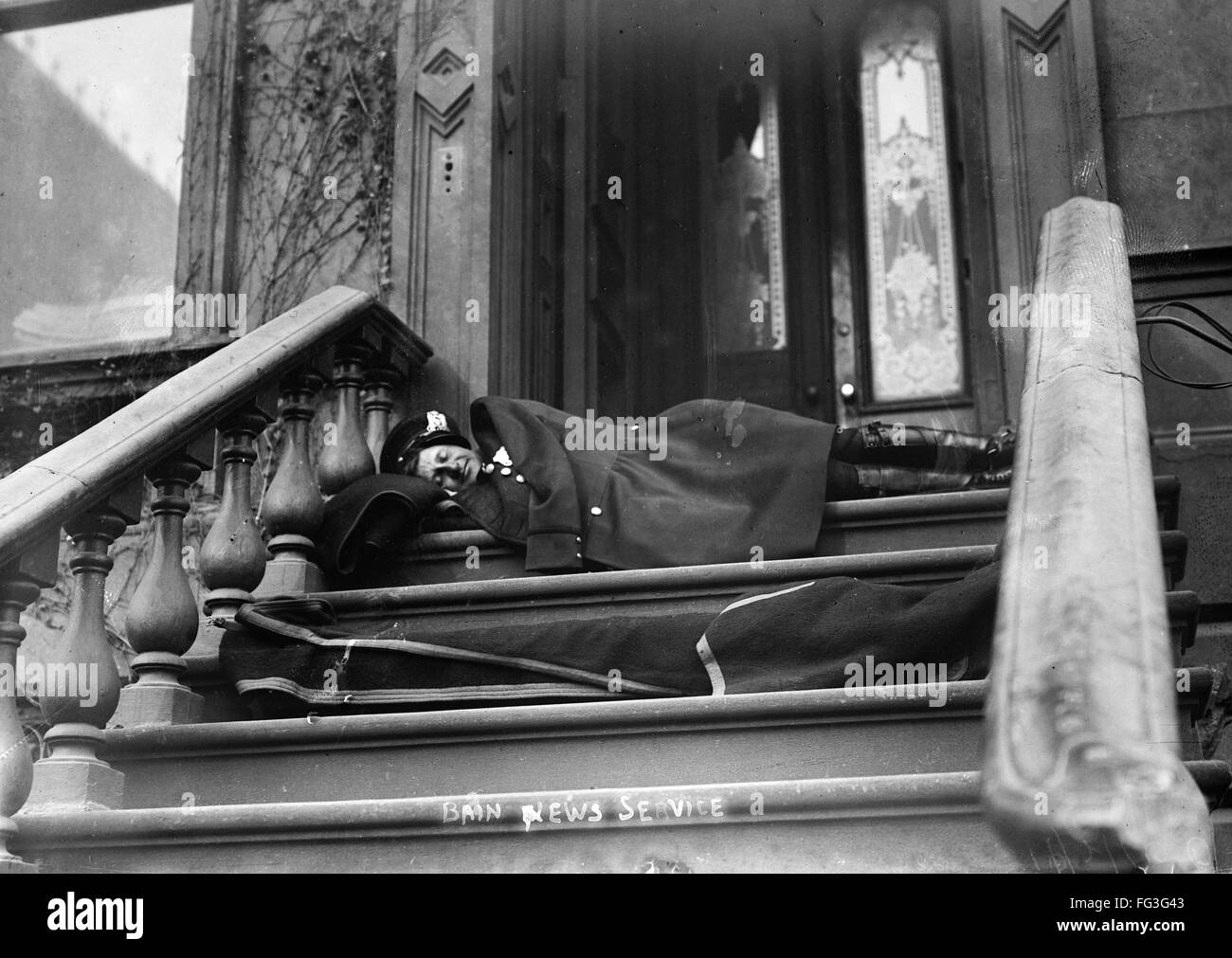 Expresar la huelga, 1910. /NA policías dormitar en encorvada durante la huelga express en la Ciudad de Nueva York. Fotografía, 1910. Foto de stock