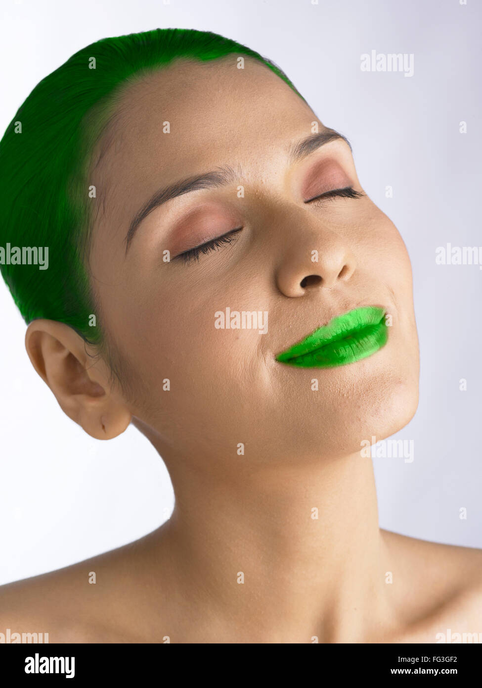 Chica pelo pintado y labios mostrando el ambiente verde señor Fotografía de  stock - Alamy