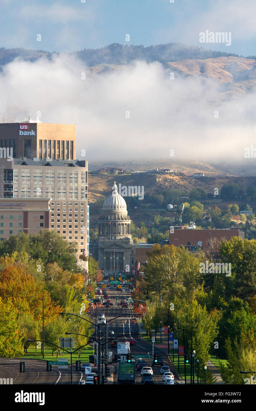 Vista del capital boulevard y el edificio del capitolio del estado de Idaho en una niebla por la mañana en el centro de Boise, Idaho, USA. Foto de stock