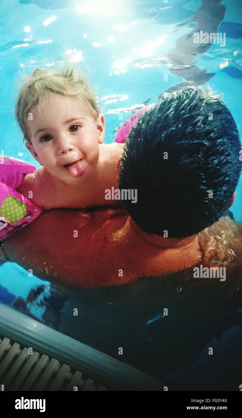 Retrato de niño con el Padre de natación en la piscina Foto de stock