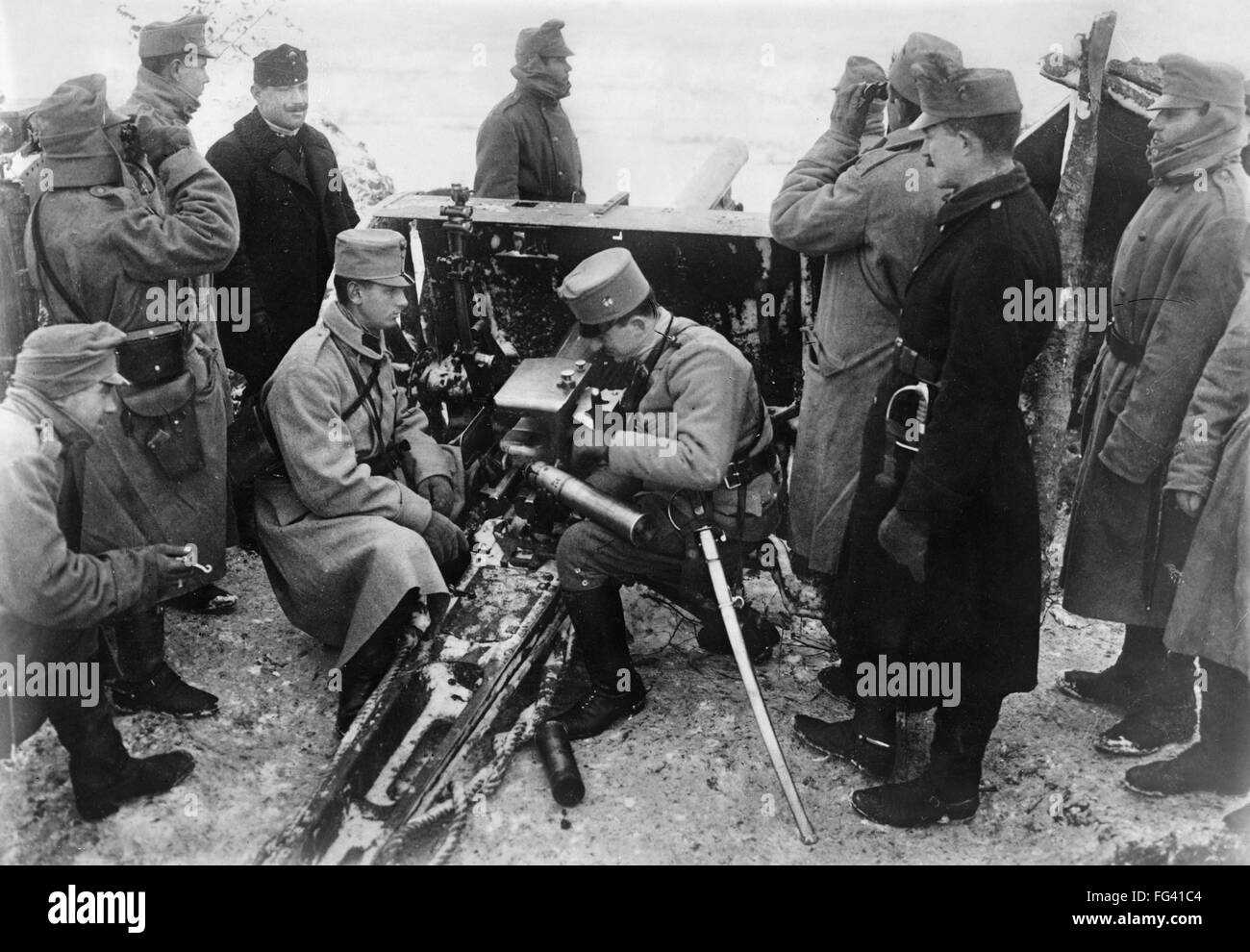 WWI: artillería, c1914. /NAustrian artilleros en Bukovina, Austria-Hungría. Fotografía, c1914. Foto de stock