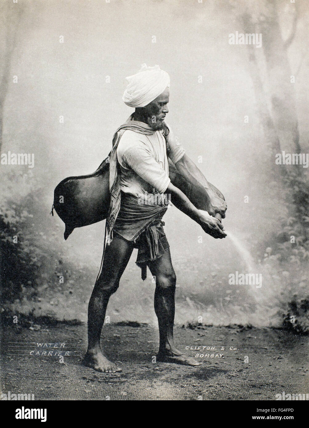 INDIA: Portador de agua. /NA portador de agua en Bombay (ahora Mumbai), India. Fotografía por Clifton and Company, de finales del siglo XIX o principios del siglo XX. Foto de stock